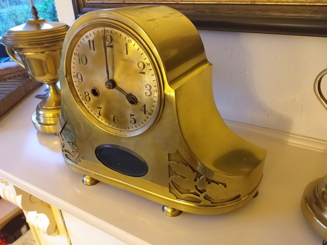 "MOOIE MESSING PENDULE MET BEKERS""