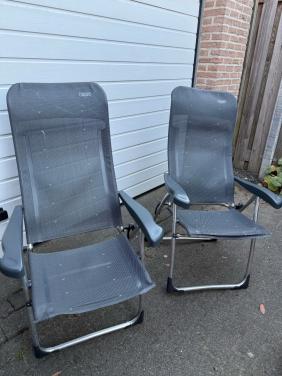 Kampeerstoelen, tafel en krukjes