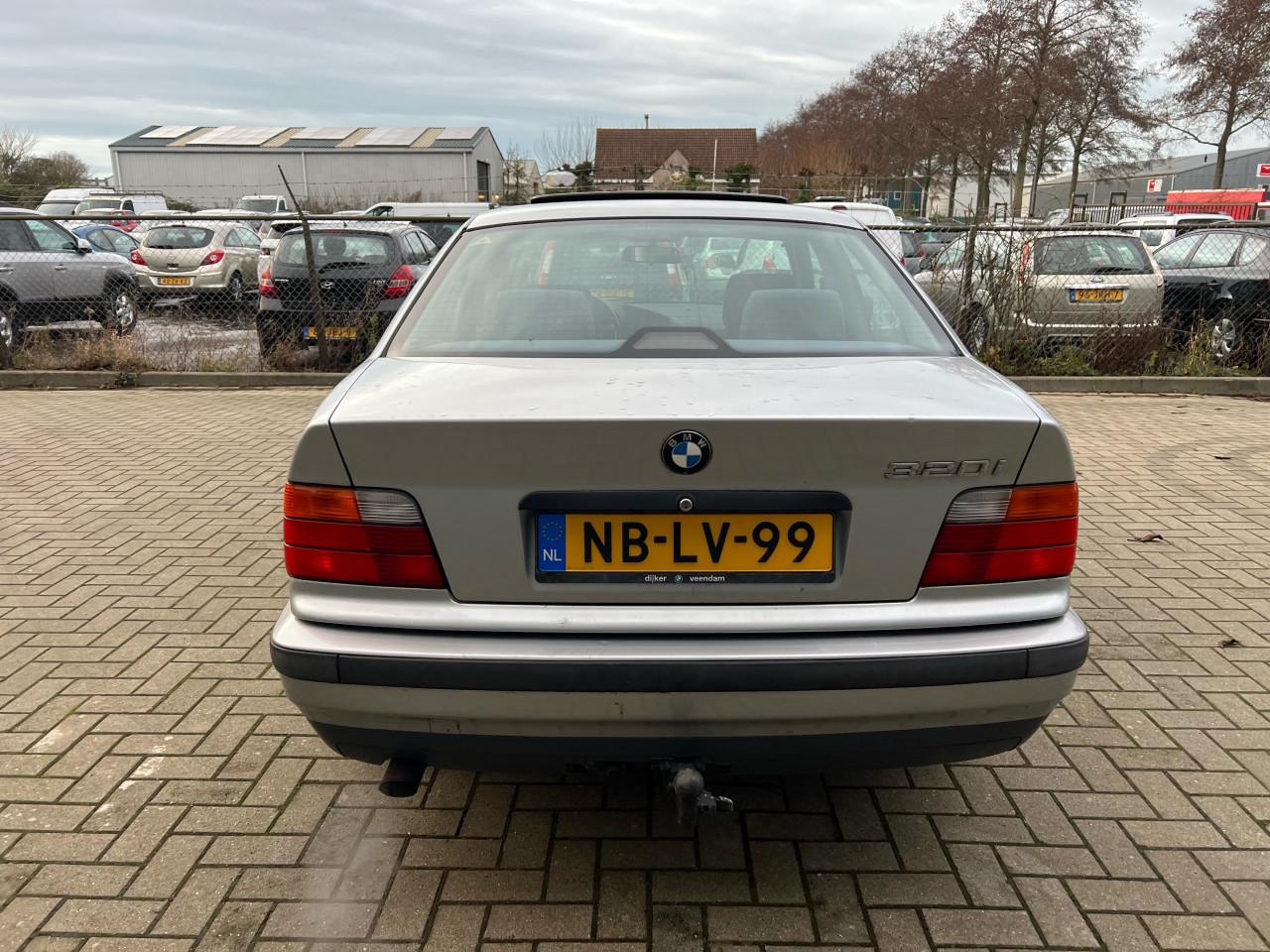 BMW 3-Serie 320i 6 cilinder automaat 2 jaar apk