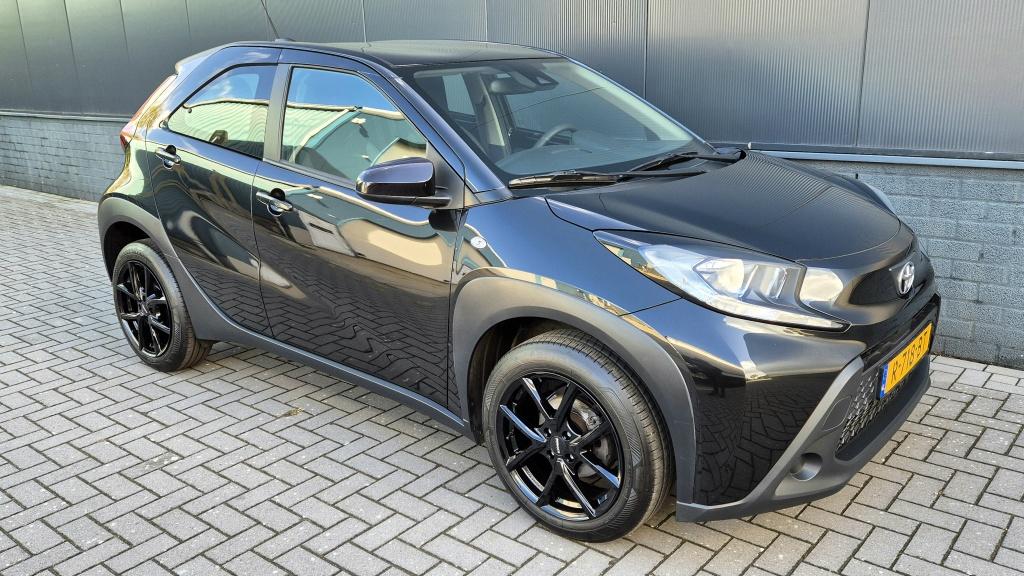 Toyota Aygo x 1.0 vvt-i mt play | camera | lane assist | acc | 17 inch | ai
