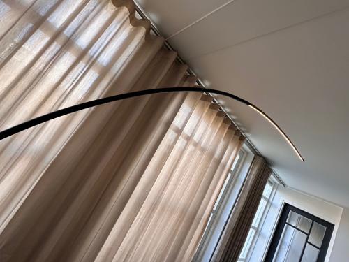 Zwart metalen led booglamp