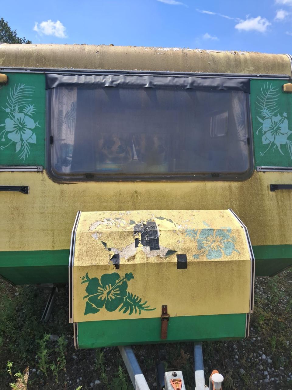 Unieke retro caravan, groen/geel, 4 slaapplaatsen.
