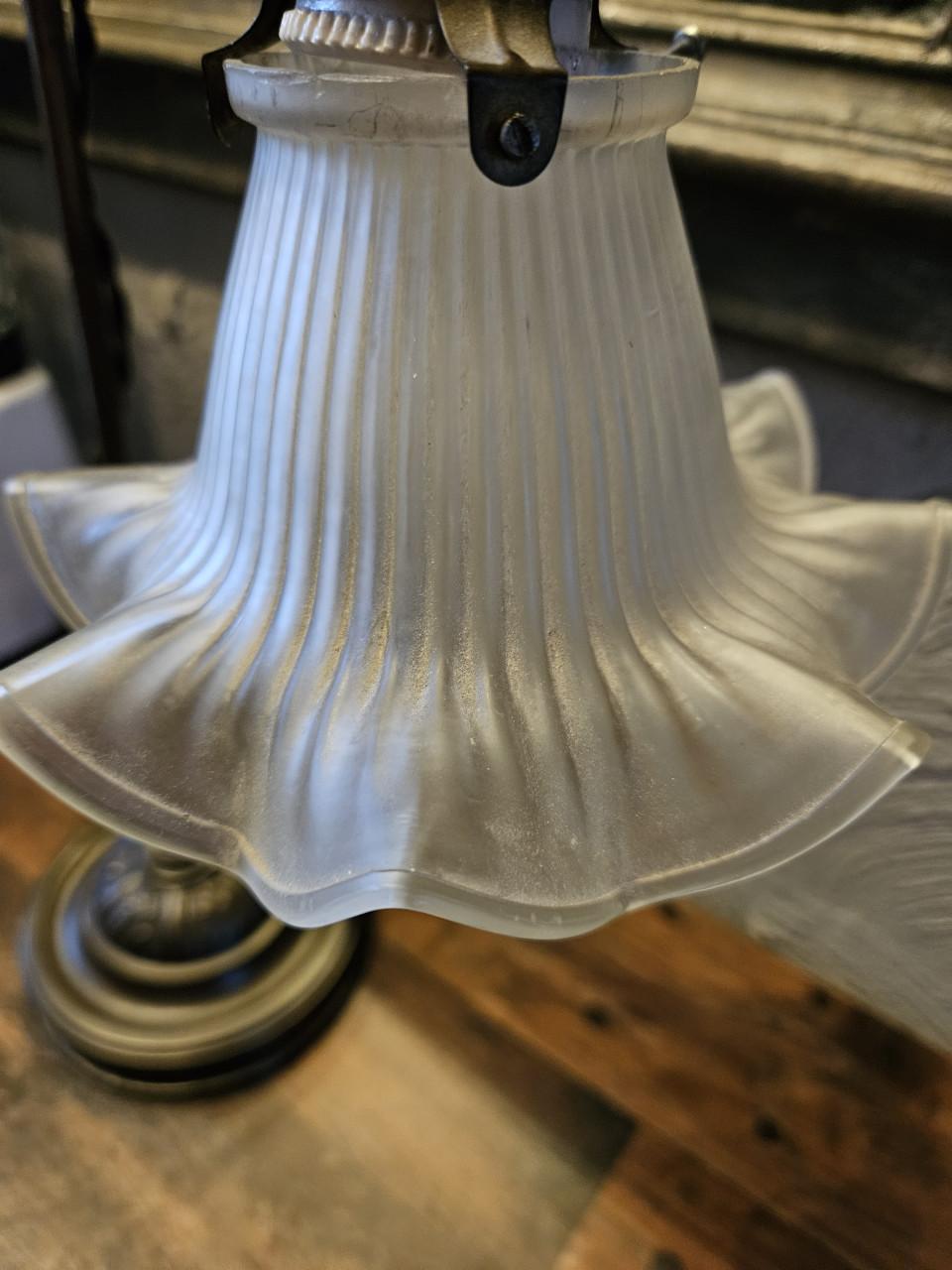 Antieke bronzen tafellamp met glazen kap, nette staat en werkend