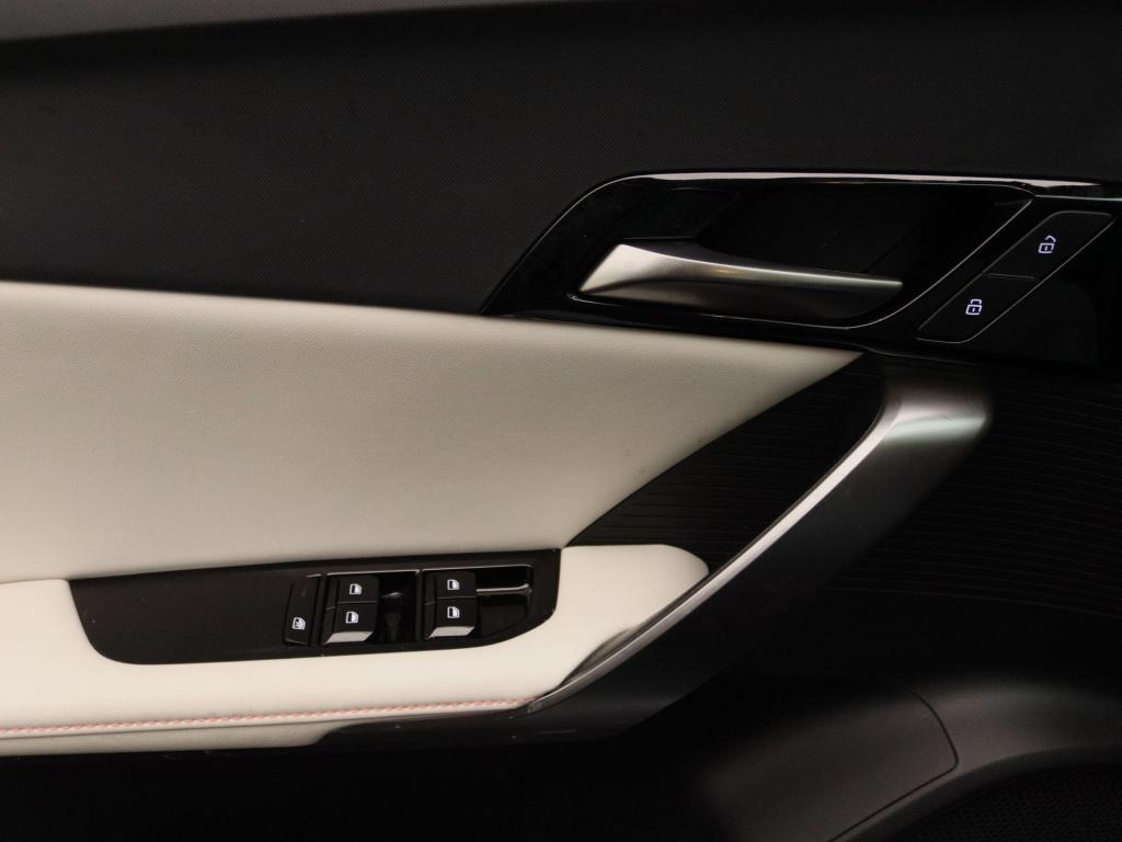MG Mg4 long range luxury 64 kwh | carplay | stoelverwarming | stuurverwarmi