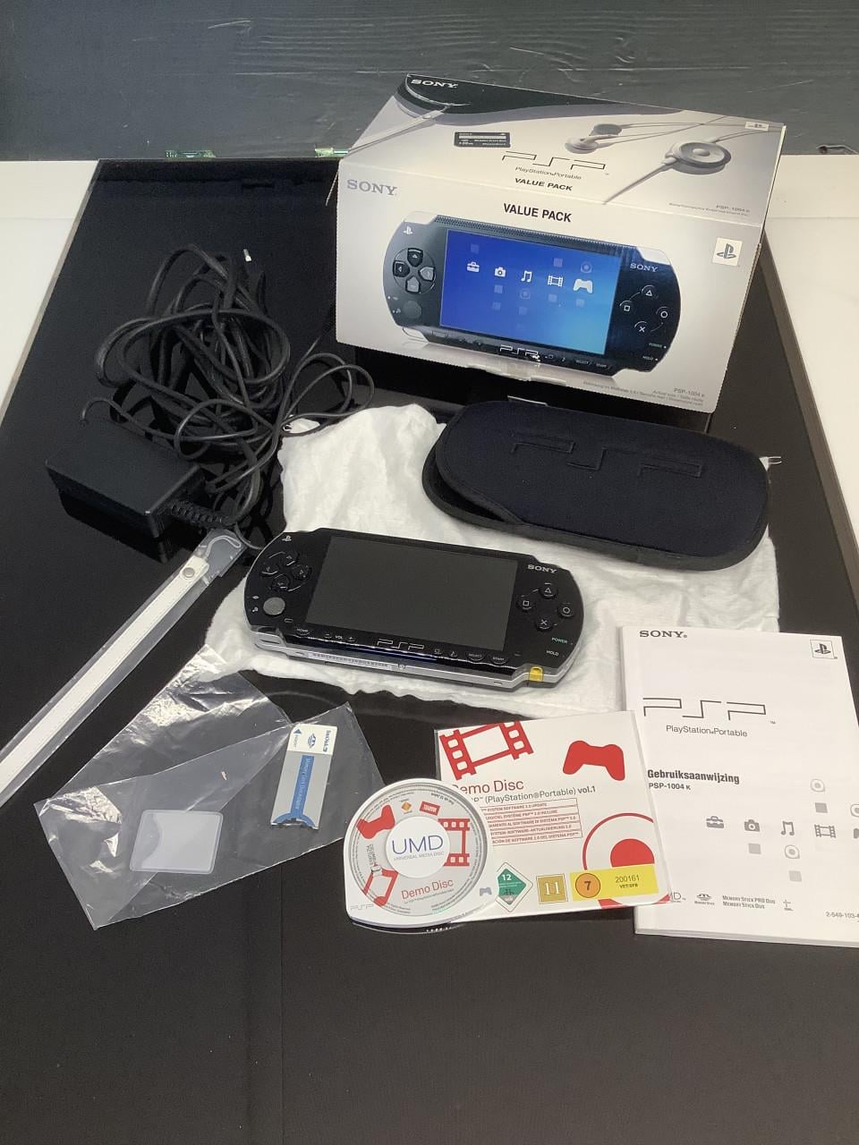 Sony PlayStation PSP1004 Value-pack compleet in doos en veel spellen.