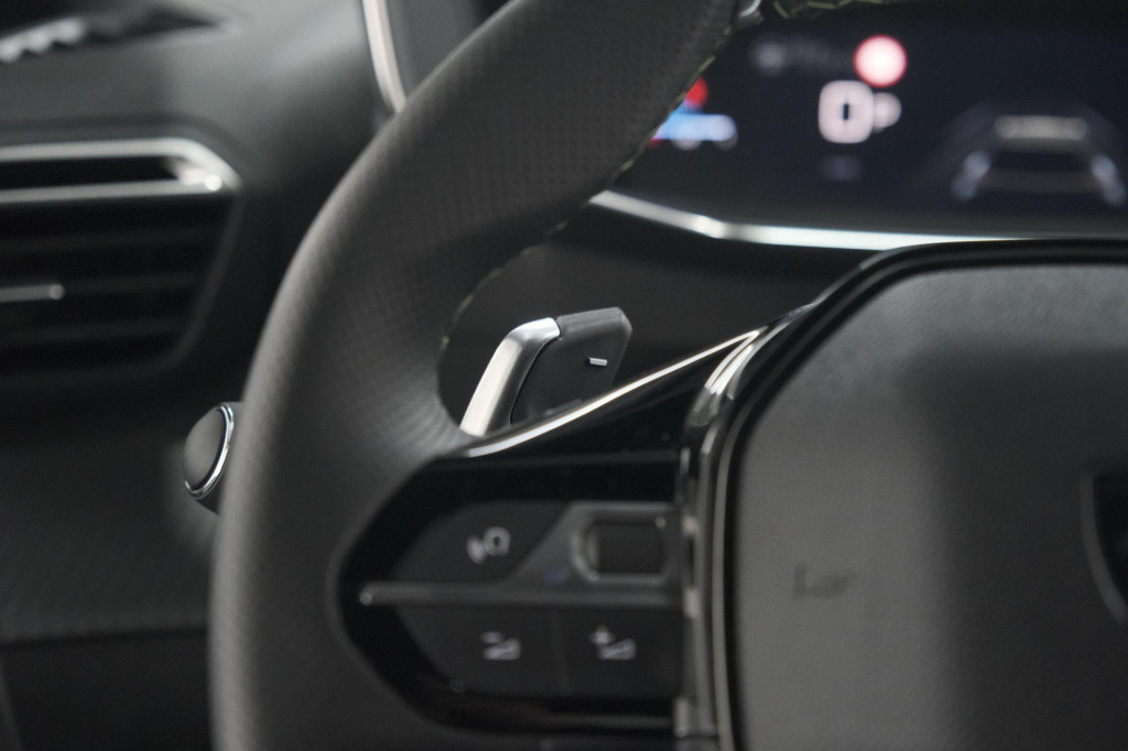 Peugeot 2008 puretech 130 eat8 gt | 360 camera | stoelmassage | adaptieve c