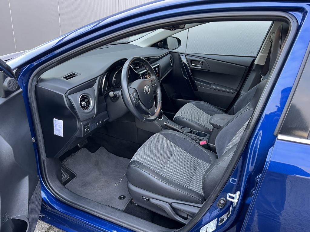 Toyota Auris 1.8 hybrid bus. pro