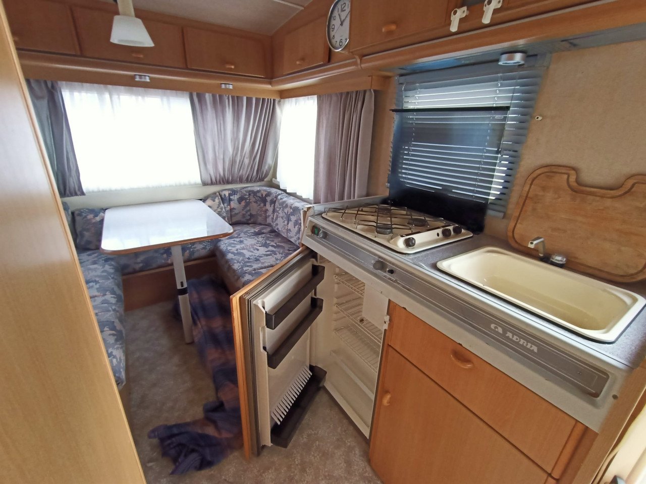 Mooi gezinscaravan Adria 440 , 1993 met orrigineel stapelbed, Tent ,uitbouw