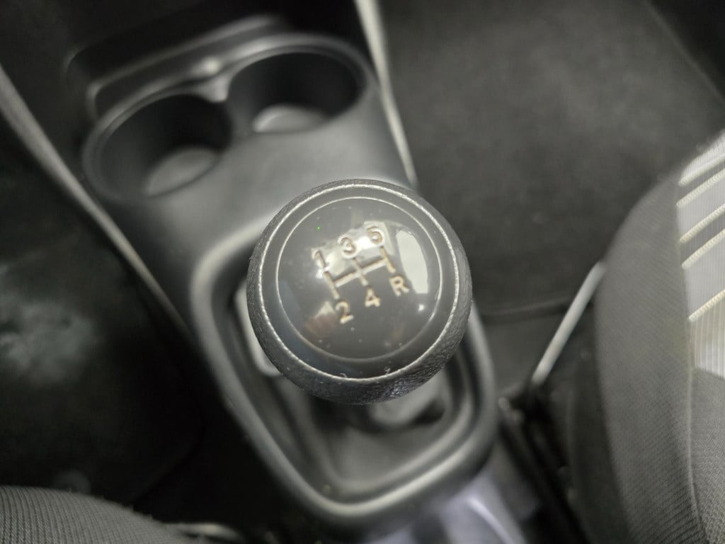 Peugeot 108 occasion in zwart met airco en bluetooth connecten | tweedehand
