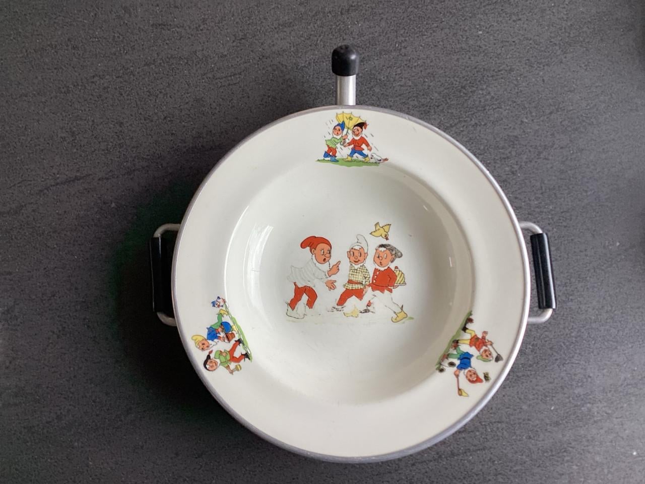Vintage. Warmhoud kinderbordje met kabouter figuurtjes.