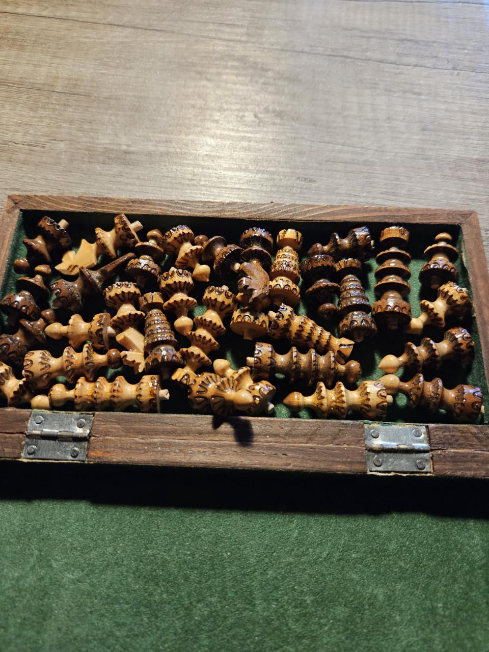 Prachtig Handgesneden houten schaakspel - Reisformaat
