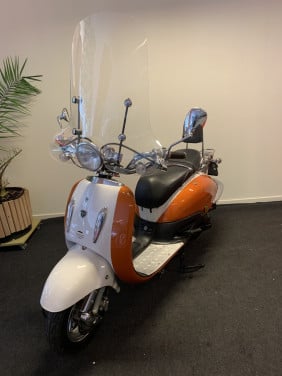 RETRO SCOOTER MET WINDSCHERM NU 495,= RIJKLAAR