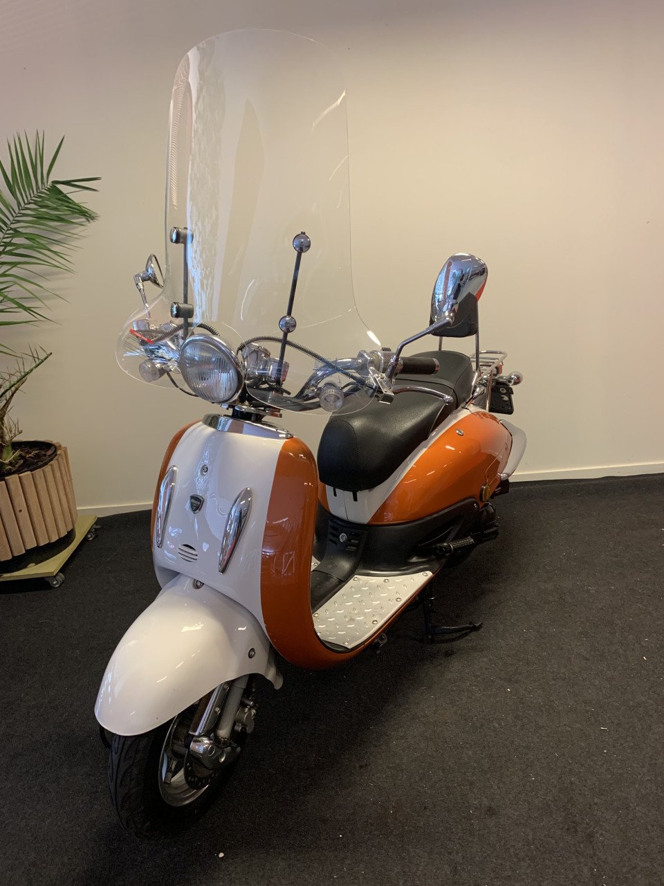 RETRO SCOOTER MET WINDSCHERM NU 495,= RIJKLAAR