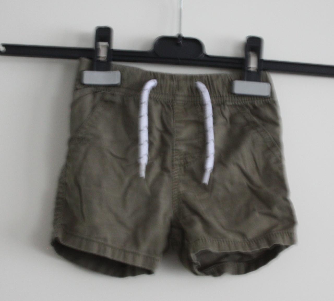 Groene korte broek maat 86