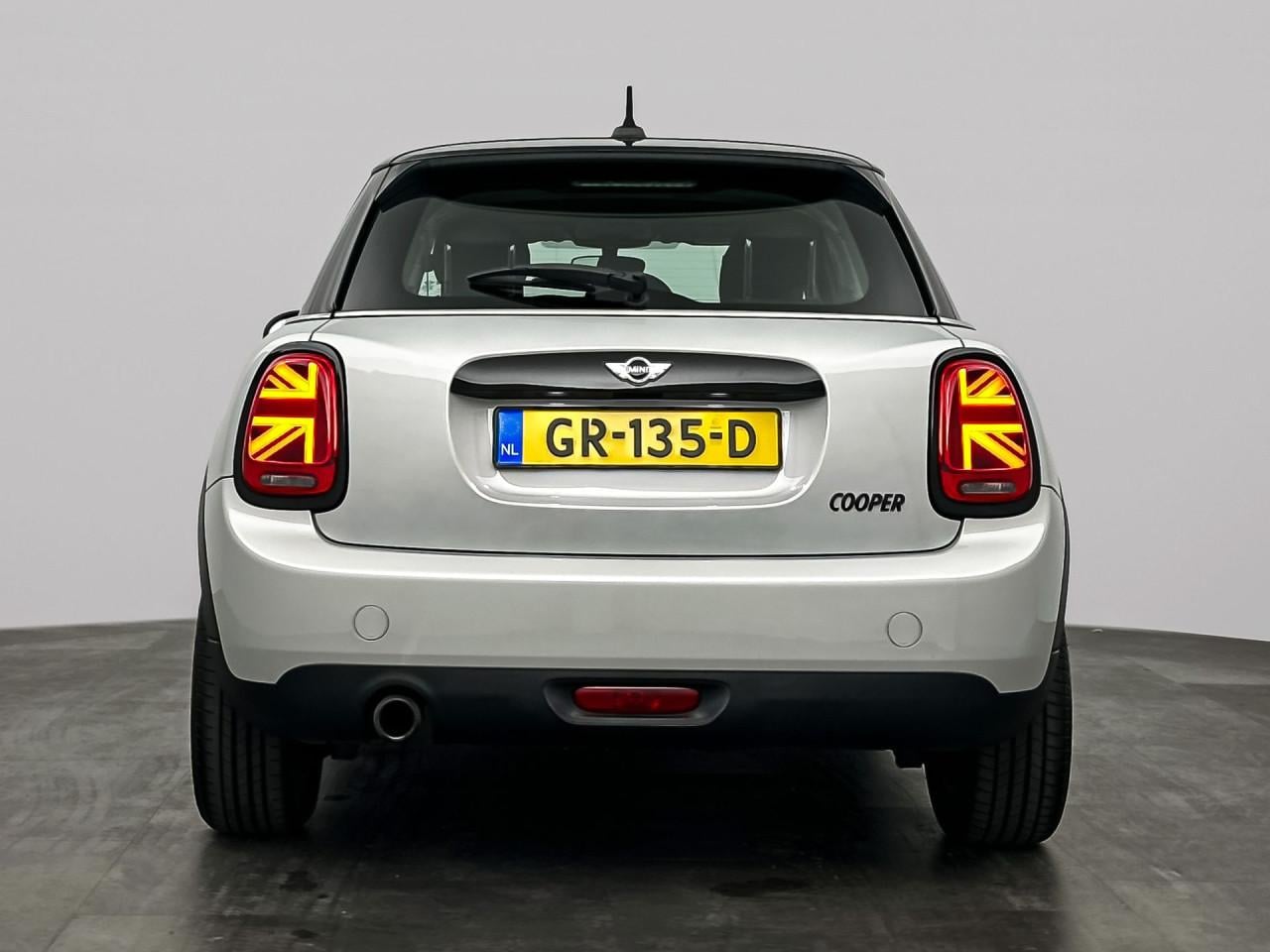 Mini Cooper 5 deurs in zeer nette staat in de kleur white-silver metalic