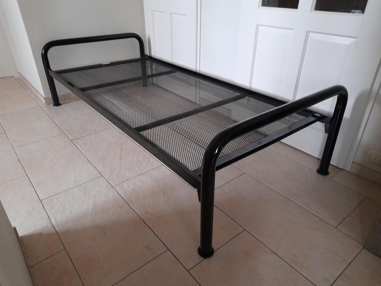 Metalen 1 Persoons bed 90 x 200 (in goede nette staat )