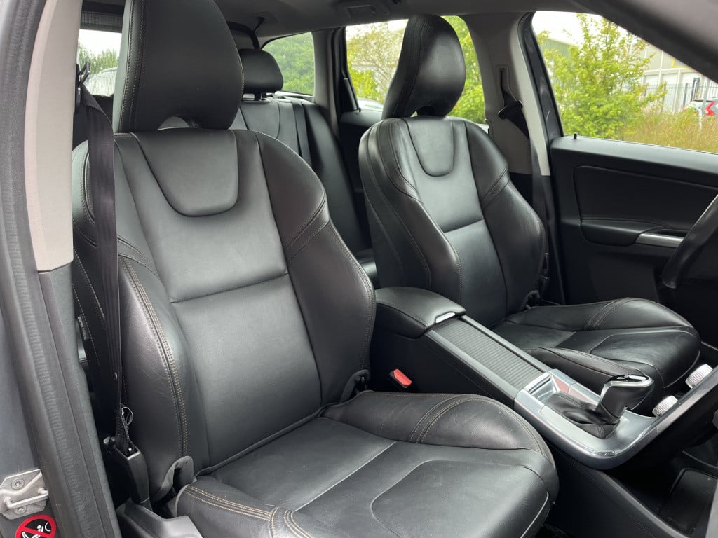 Volvo XC60 2.0 d4 fwd polar+ aut | leer | pano | zeer lage km. stand!