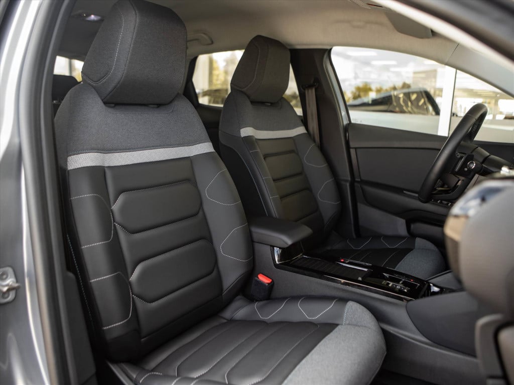 Citroen C4 1.2 puretech 130pk shine automaat | navigatie | hud | stoelverwa