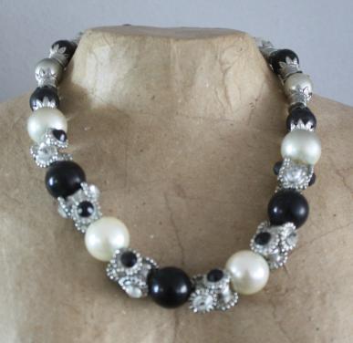 Zwart witte kralen ketting