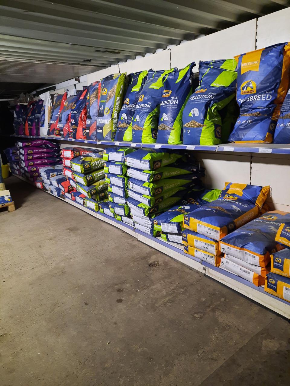 Groot assortiment paardenvoeders en bodembedekking