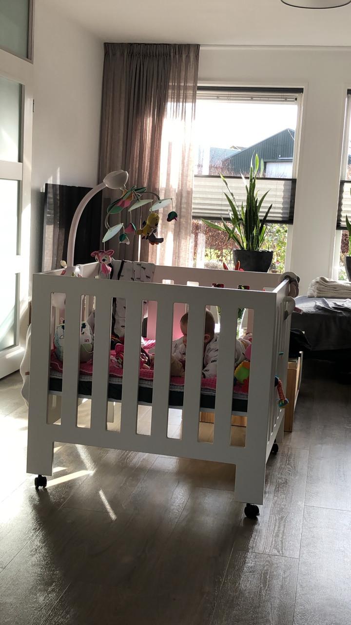 Babybox met wieltjes met rem. matrasje, hoes, kleed en boxzak