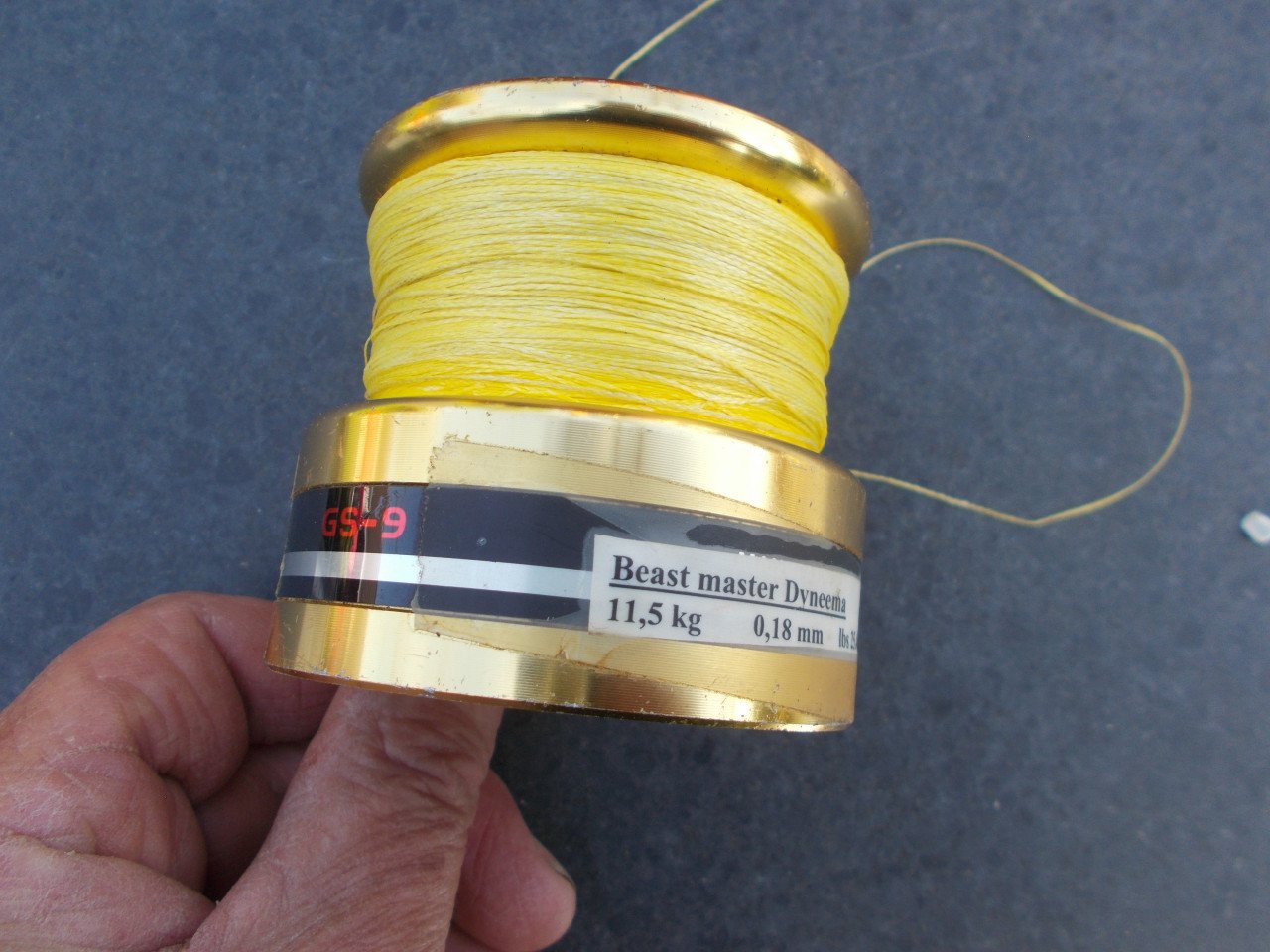 DAIWA GOLD GS9 reservespoel gevuld met gevlochten lijn