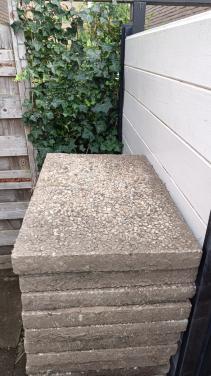 Gratis 35 betontegels / grindtegels 60x40 - (27x grindtegel)