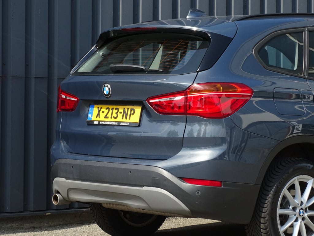 BMW X1 sdrive18i executive automaat | apple carplay | | el. koffer | 17"