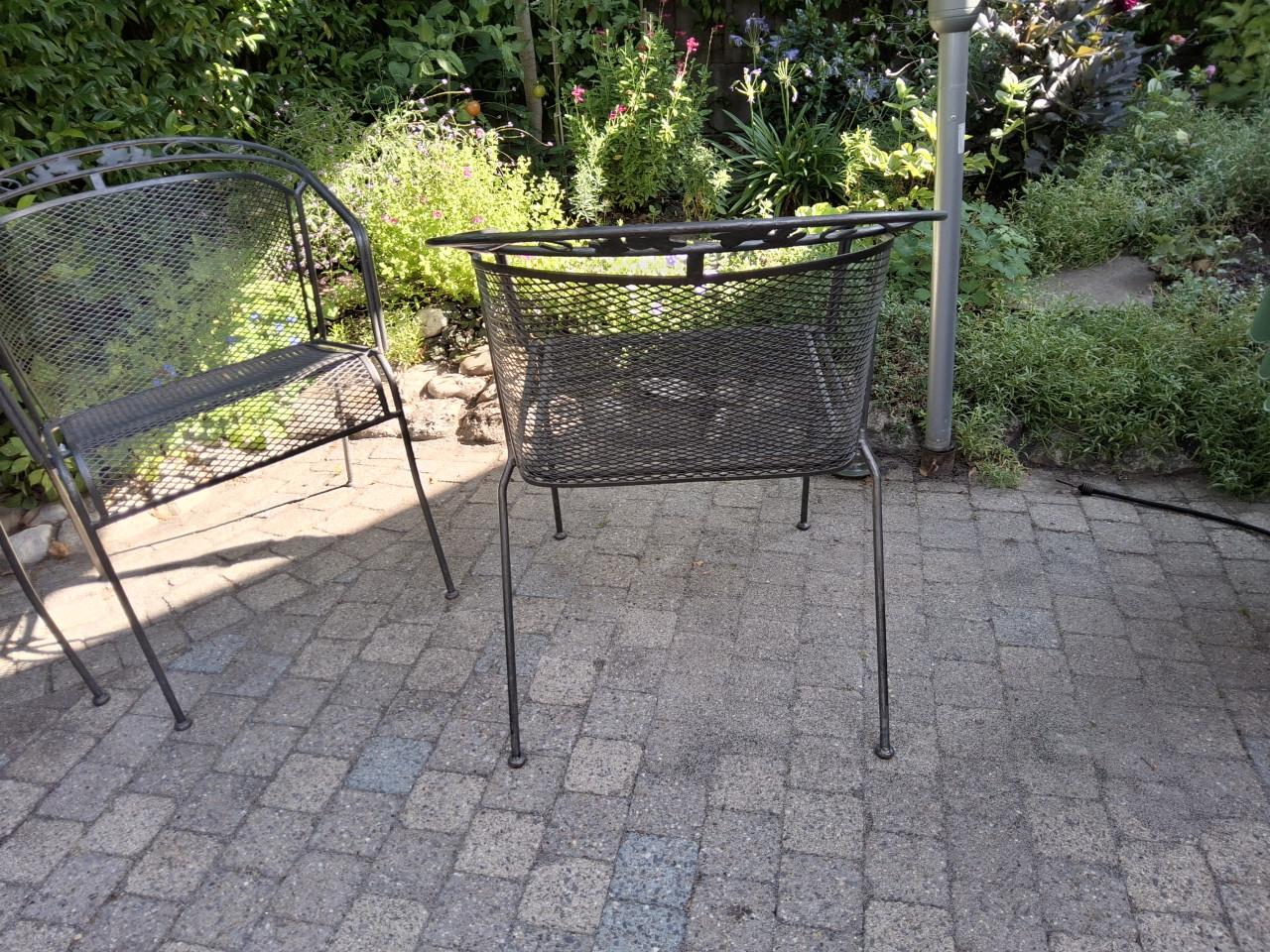 4   Onderhouds vrije metalen terras stoelen.