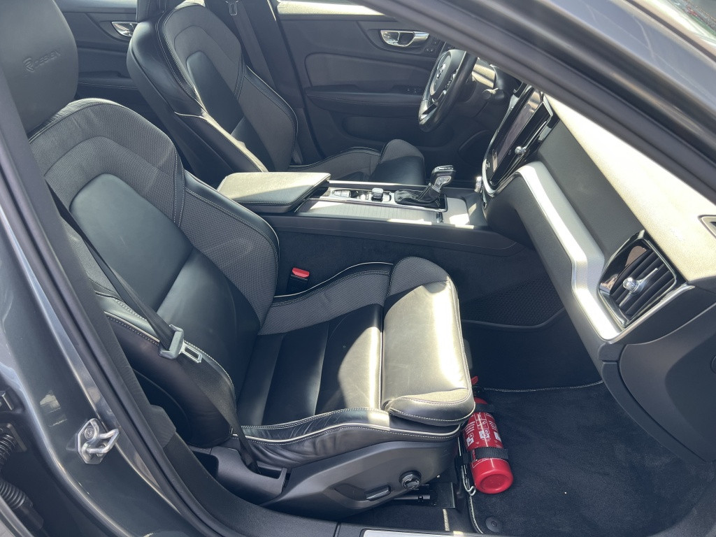 Volvo S60 t5 254pk aut8 r-design| panodak| adap.cruise| trekhaak| camera