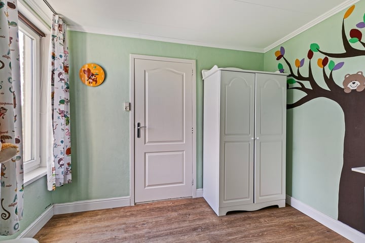 Complete babykamer (ledikant, kast, commode, wandrek)