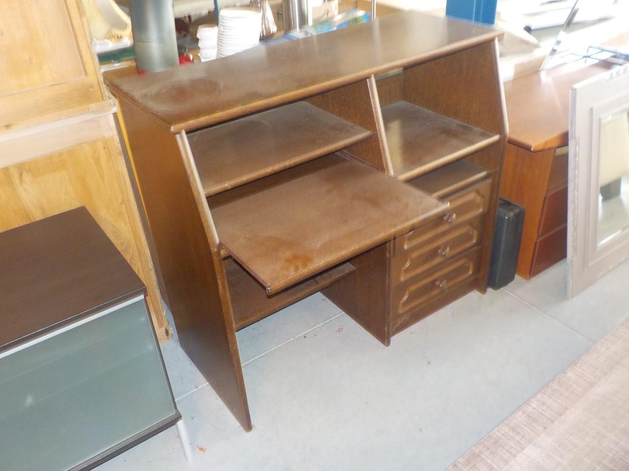 Eiken bureau in goede staat opruimprijs 25 euro