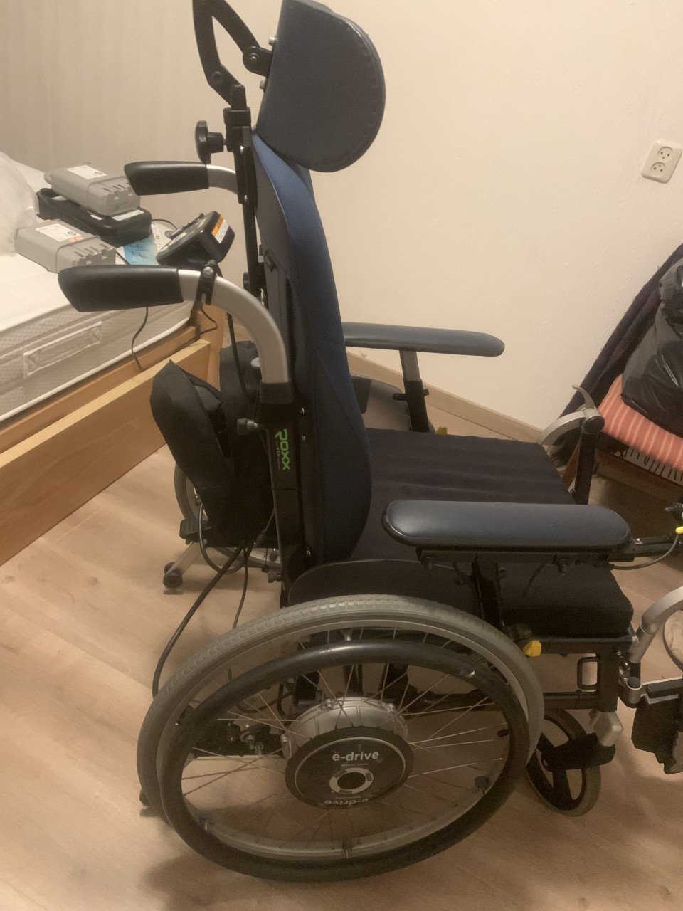 Rolstoel elektrisch voor en achter te bedienen