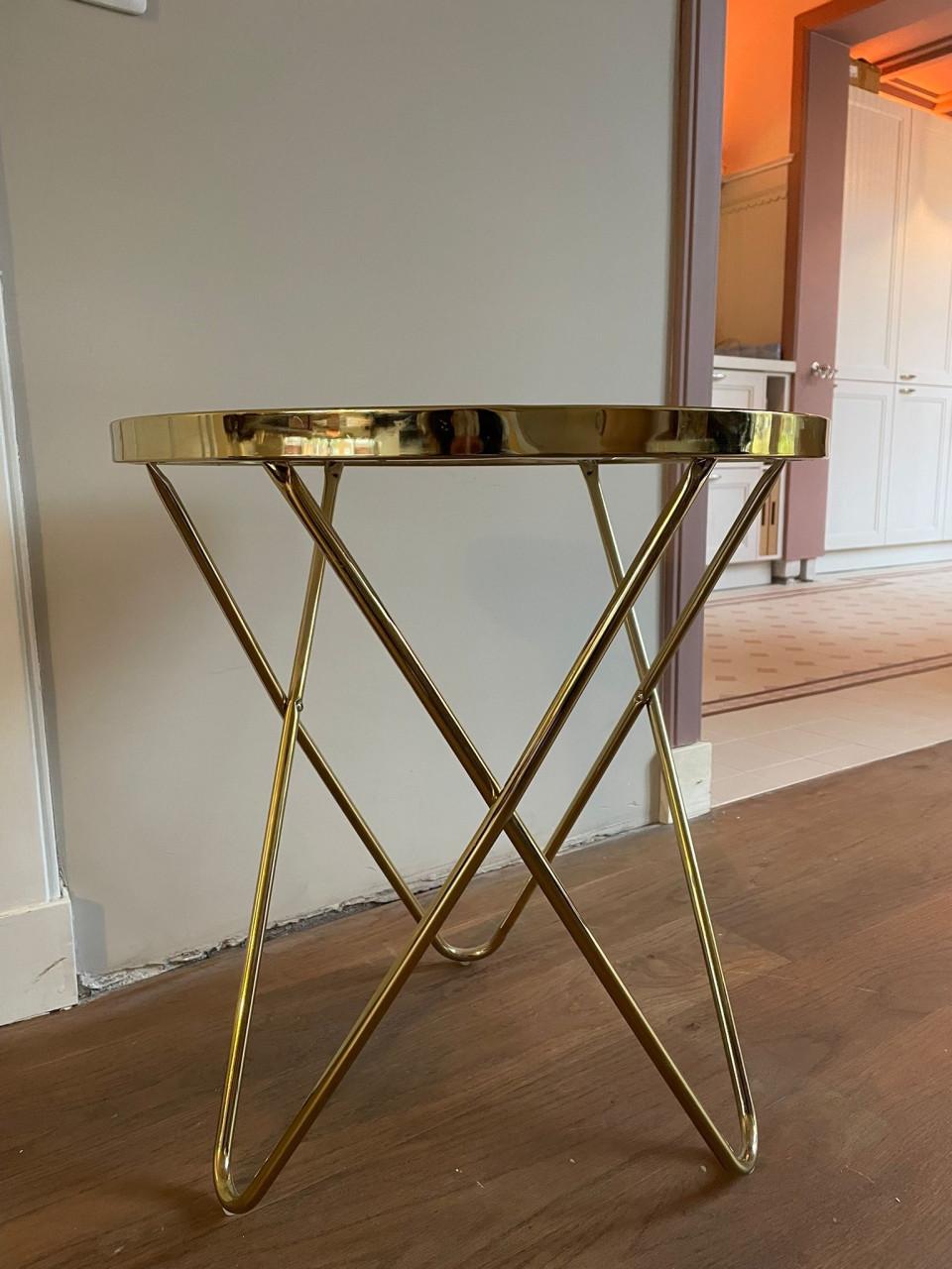 Glazen bijzettafel met gouden detsil