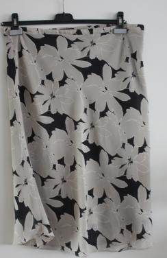 Grijze rok met zwarte bloemen print  maat 44