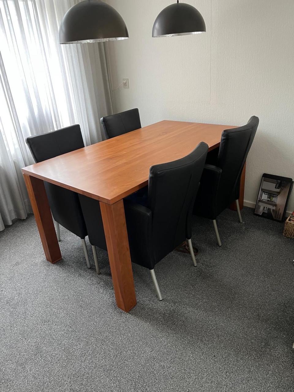 Eettafel met 4 leren stoelen