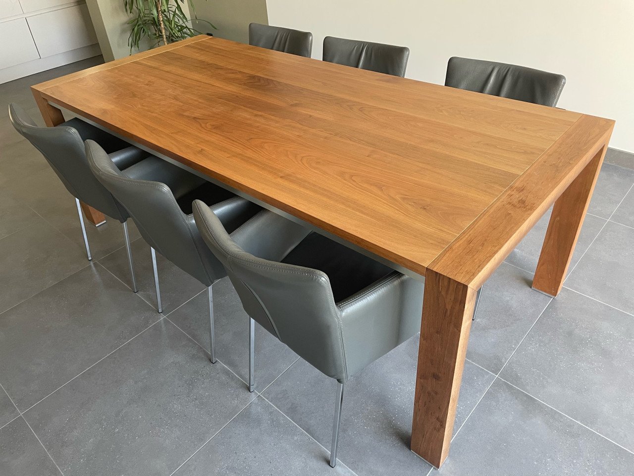 Eetkamertafel Oasis notenlak met 6 leren stoelen Topform