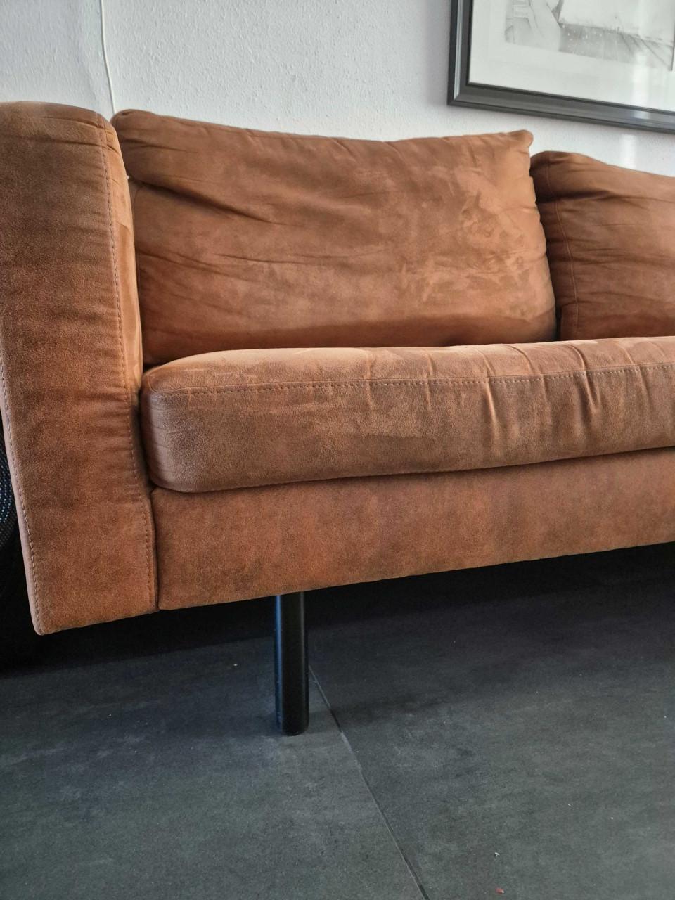 Bank. 3-4 zits. Cognac.