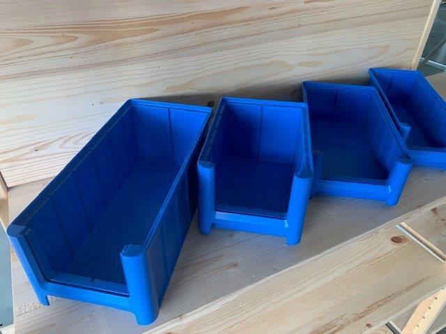 Nieuwe kunststof magazijnbakjes in diverse maten .