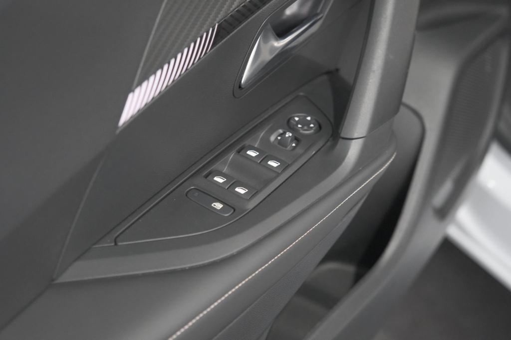 Peugeot 2008 puretech 100 allure | apple carplay | parkeersensoren | climat
