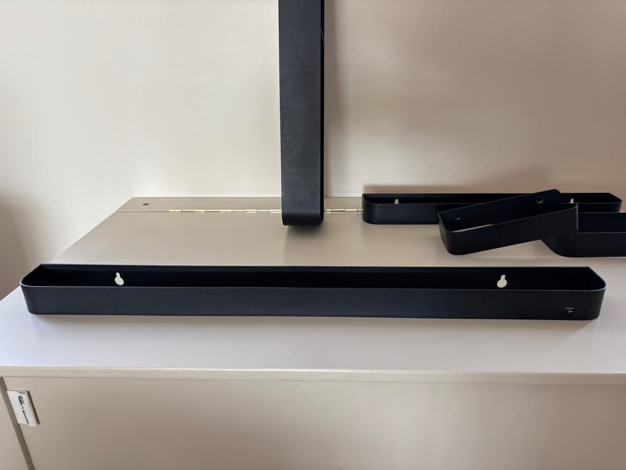 Badkamer accessoires zwart metalen ophangsystemen