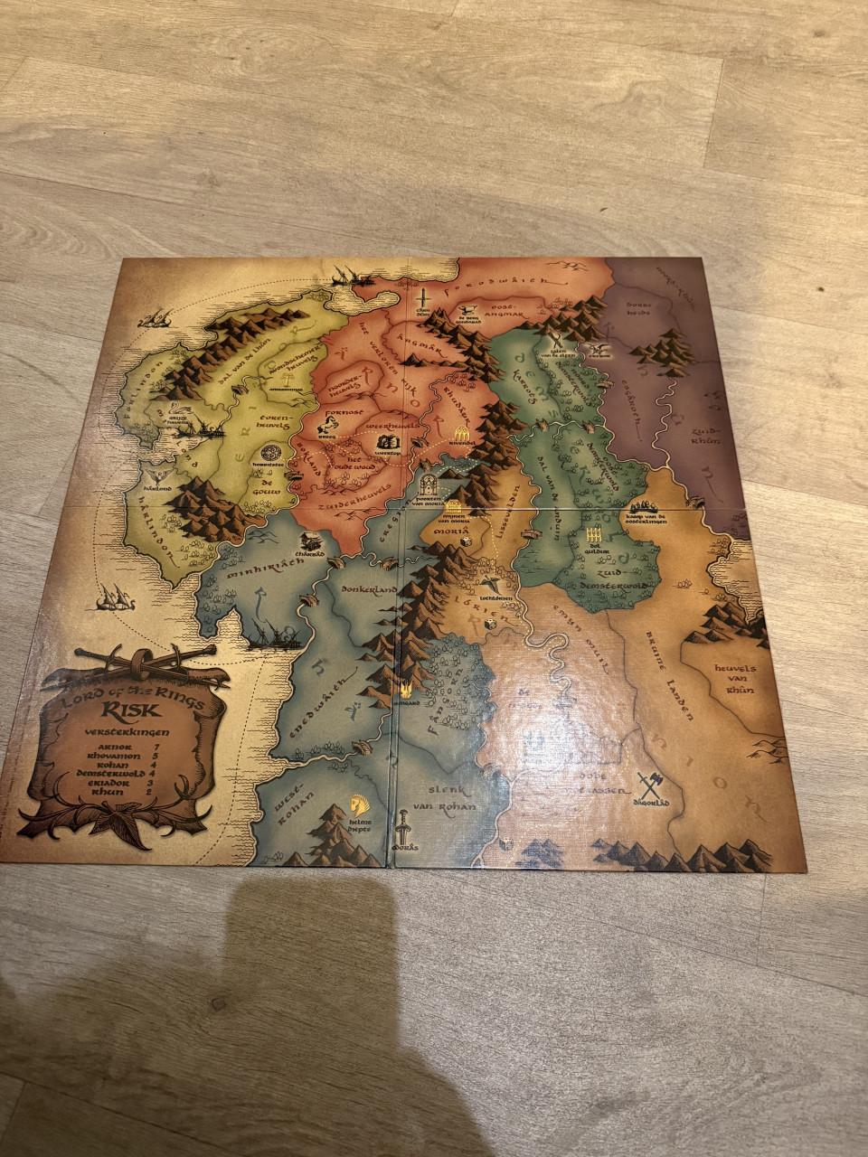 RISK Lord of the rings De strijd om de macht over Midden-Aarde  2-4 spelers