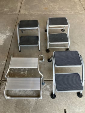 Diverse opstapjes voor caravan/campers.