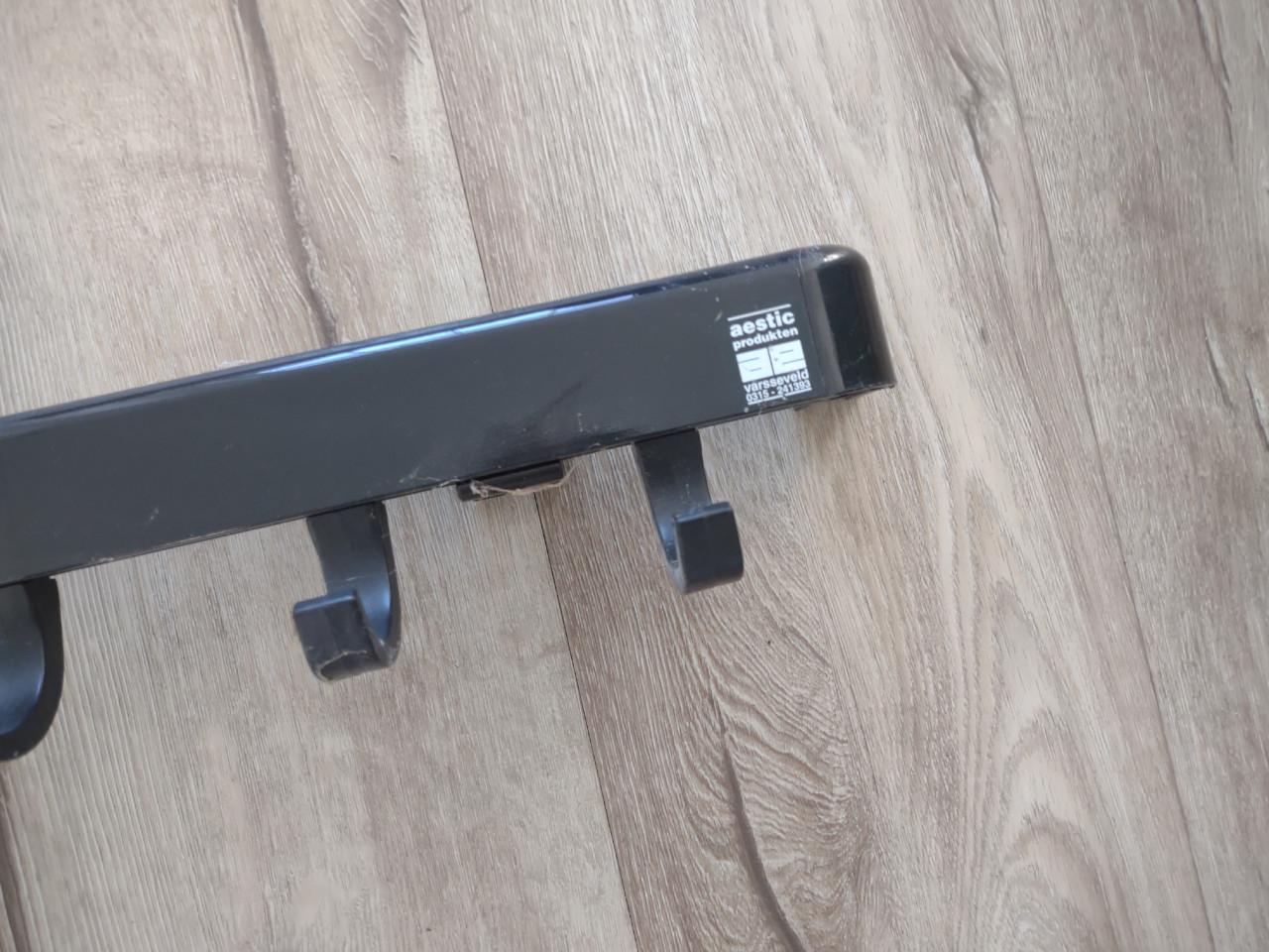 Nette zwarte kunststof kapstok, horeca kapstok Aestic.