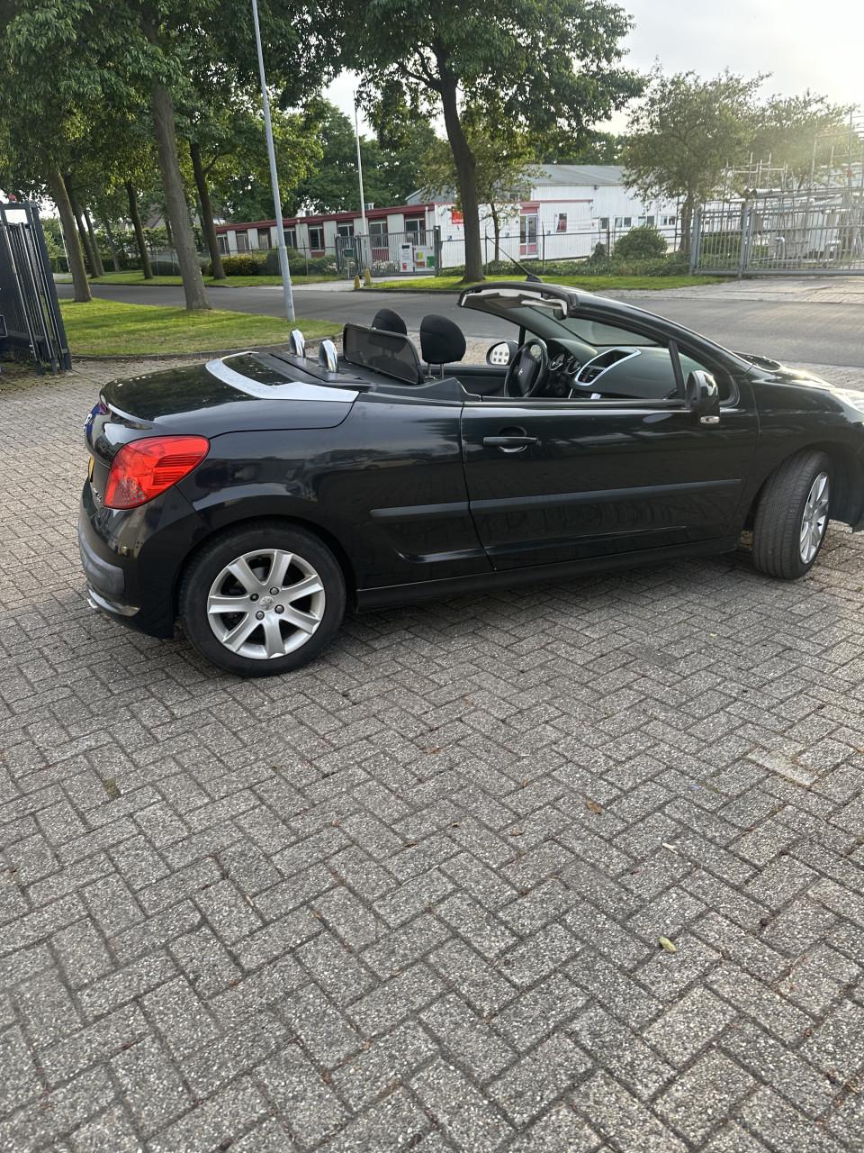 Peugeot cabrio 207 zwart, weinig km op de teller
