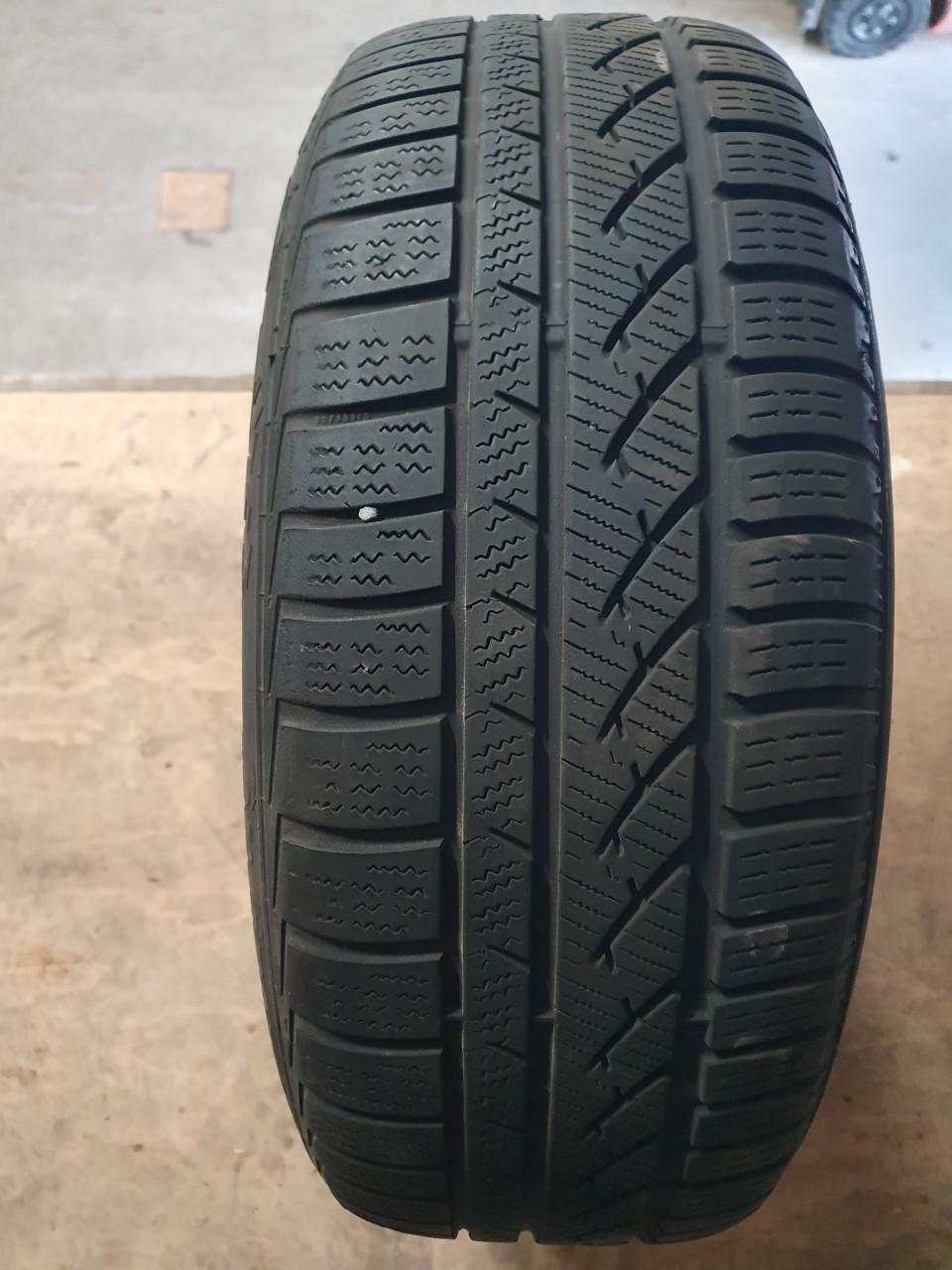 Set winterbanden op Volvo velgen