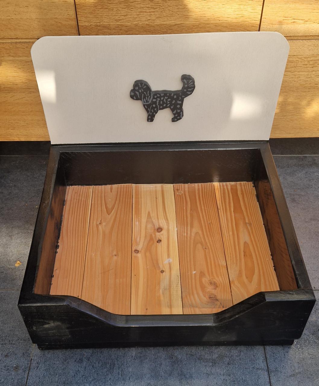 Stevige houten hondenmand, (l)66 x (d)56½ x (h)24 cm met leuke achterwand