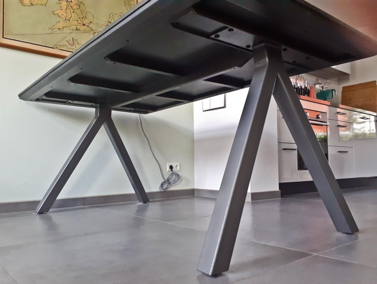 Donkerbruine eettafel met metalen onderstel