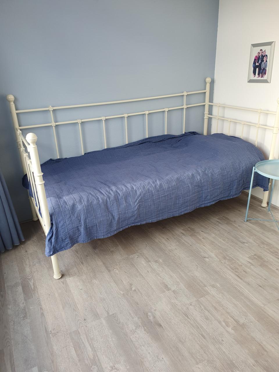 Een persoonsbed incl.matras