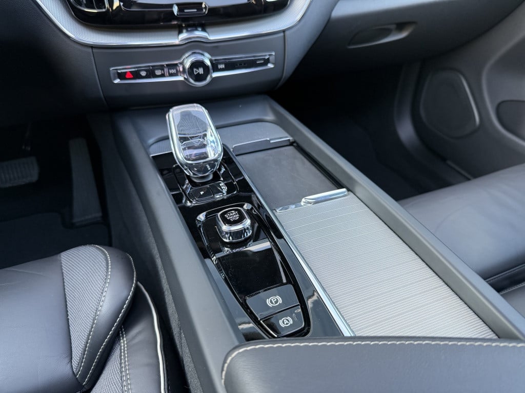 Volvo XC60 t6 398pk recharge black edition ultra dark full options !